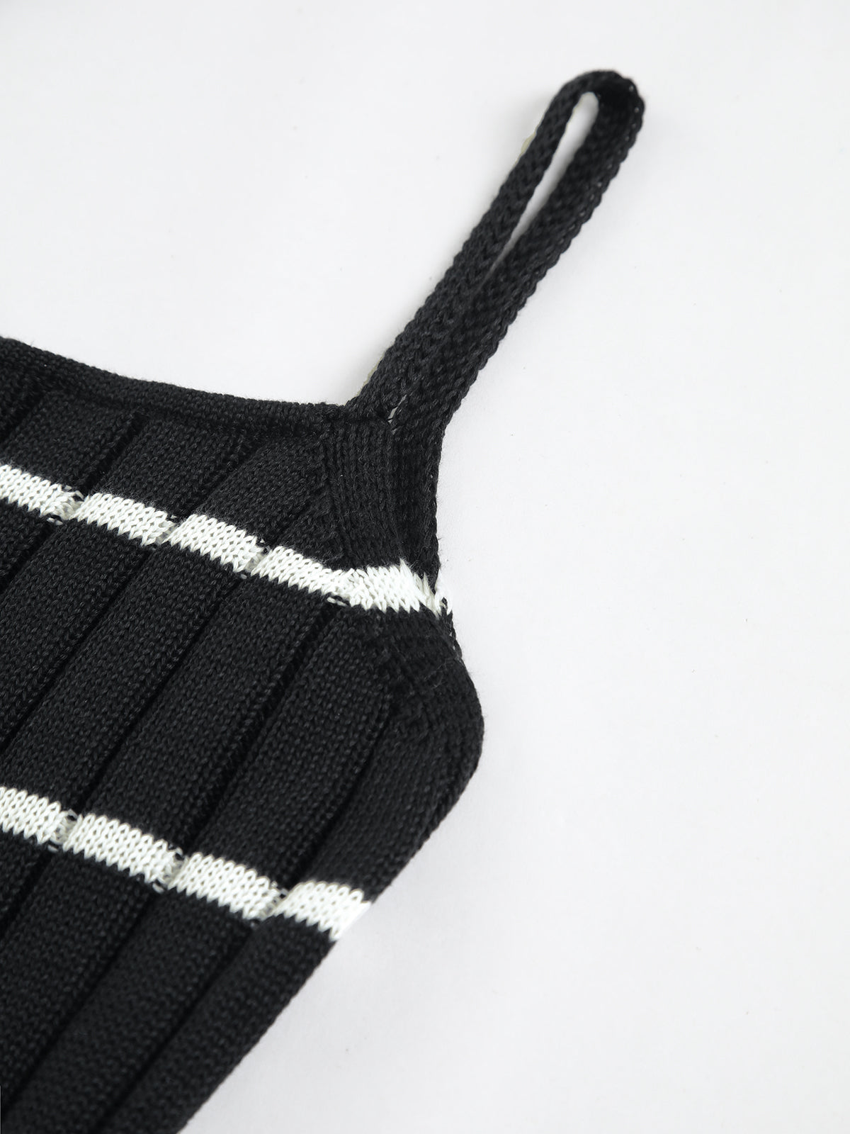 Clara | Midi-Strickkleid mit zweifarbigen Streifen