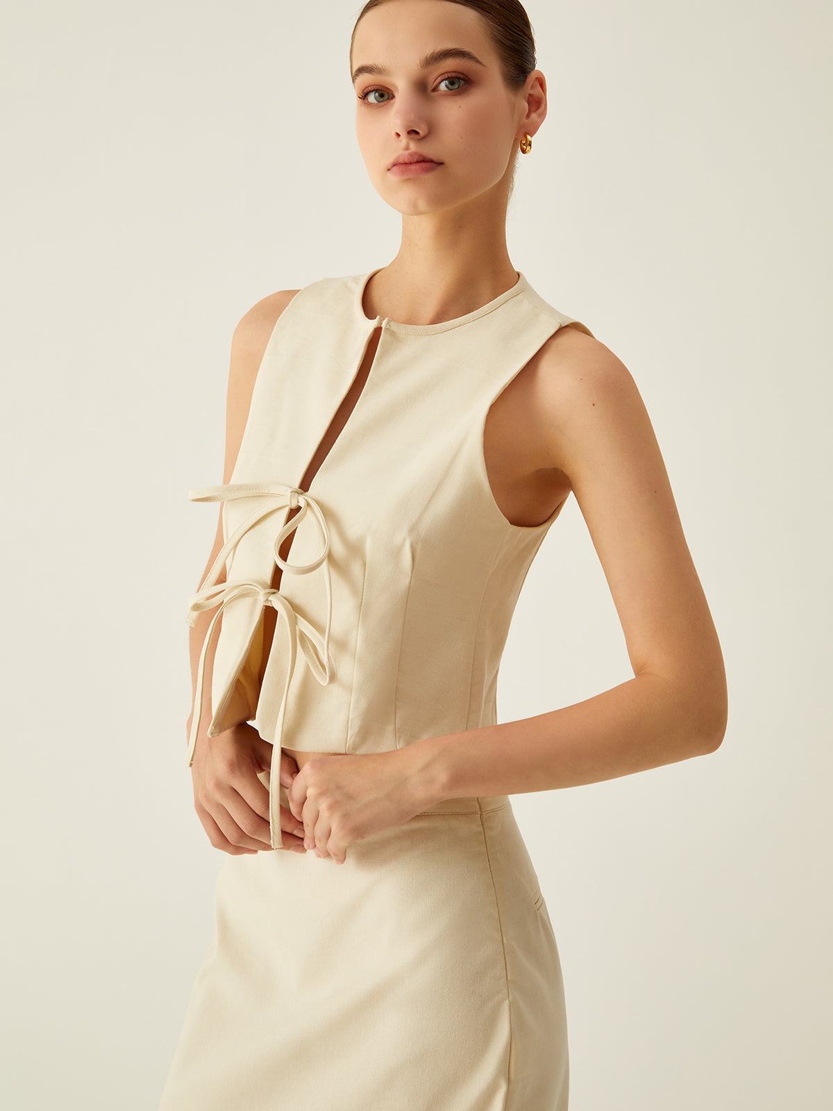 Emilia | Ärmelose Bindeweste mit Bindeband