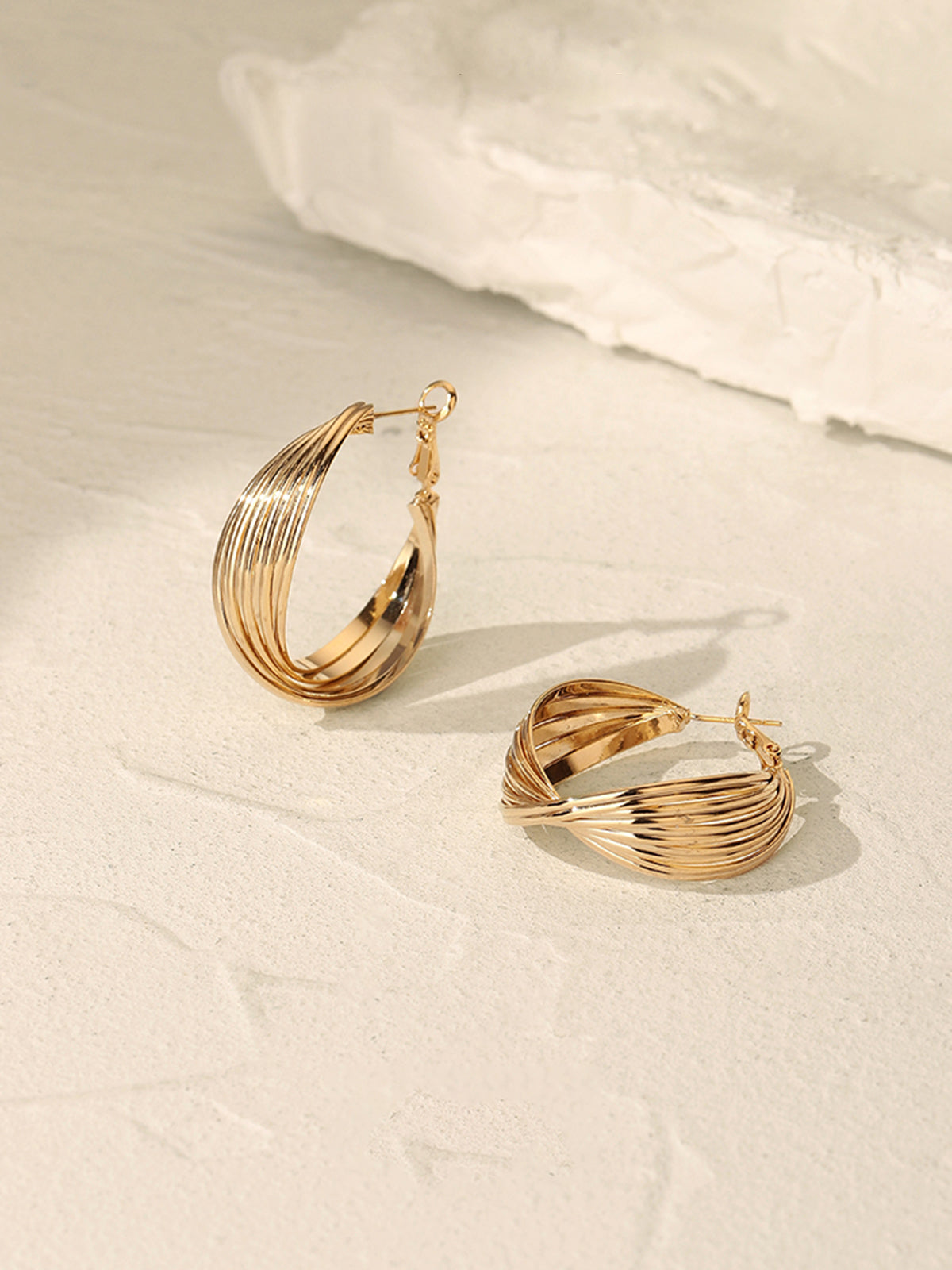 Clara | Geometrische Metallic Ohrringe