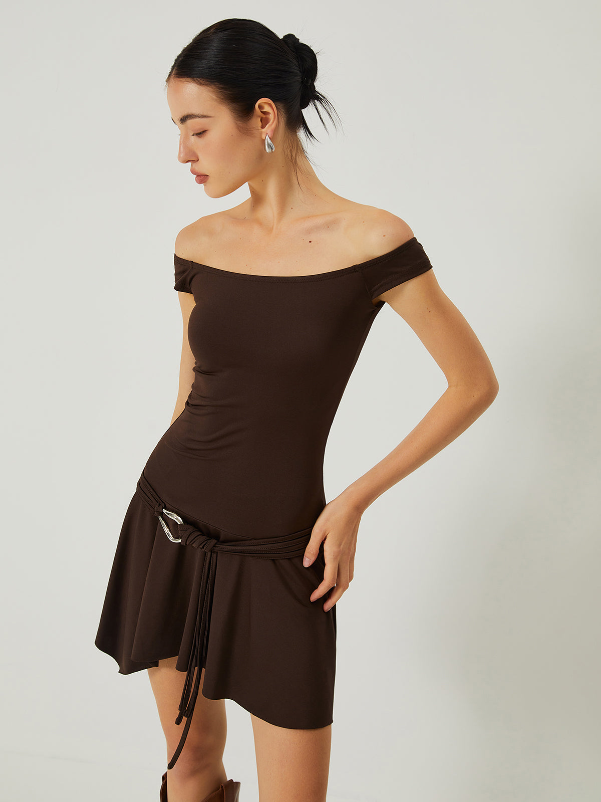 Clara | Verspieltes schulterfreies Kleid mit Rüschensaum