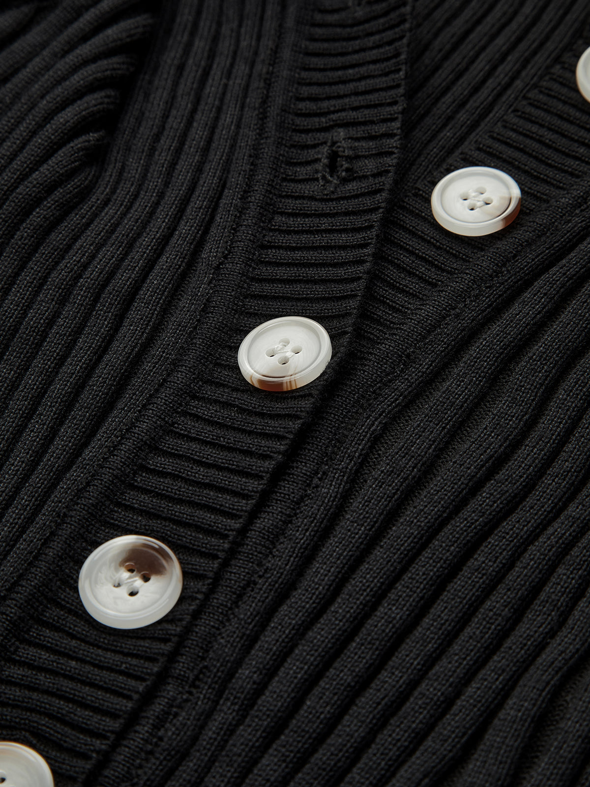 Clara | Strick-Knopf-Kleid mit kurzen Ärmeln