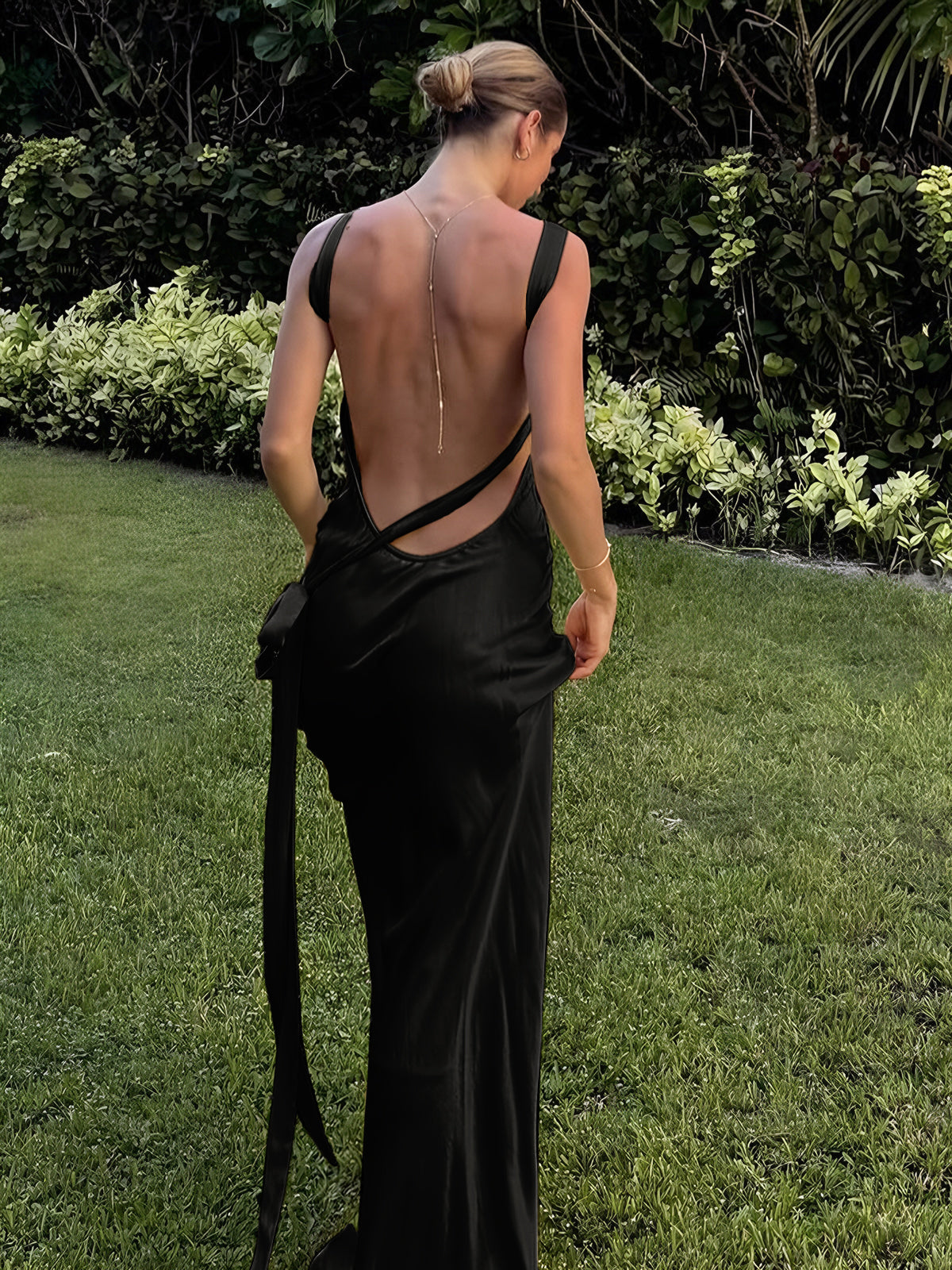 Luna | Asymmetrisches Satin Kleid mit einem Schulterdesign