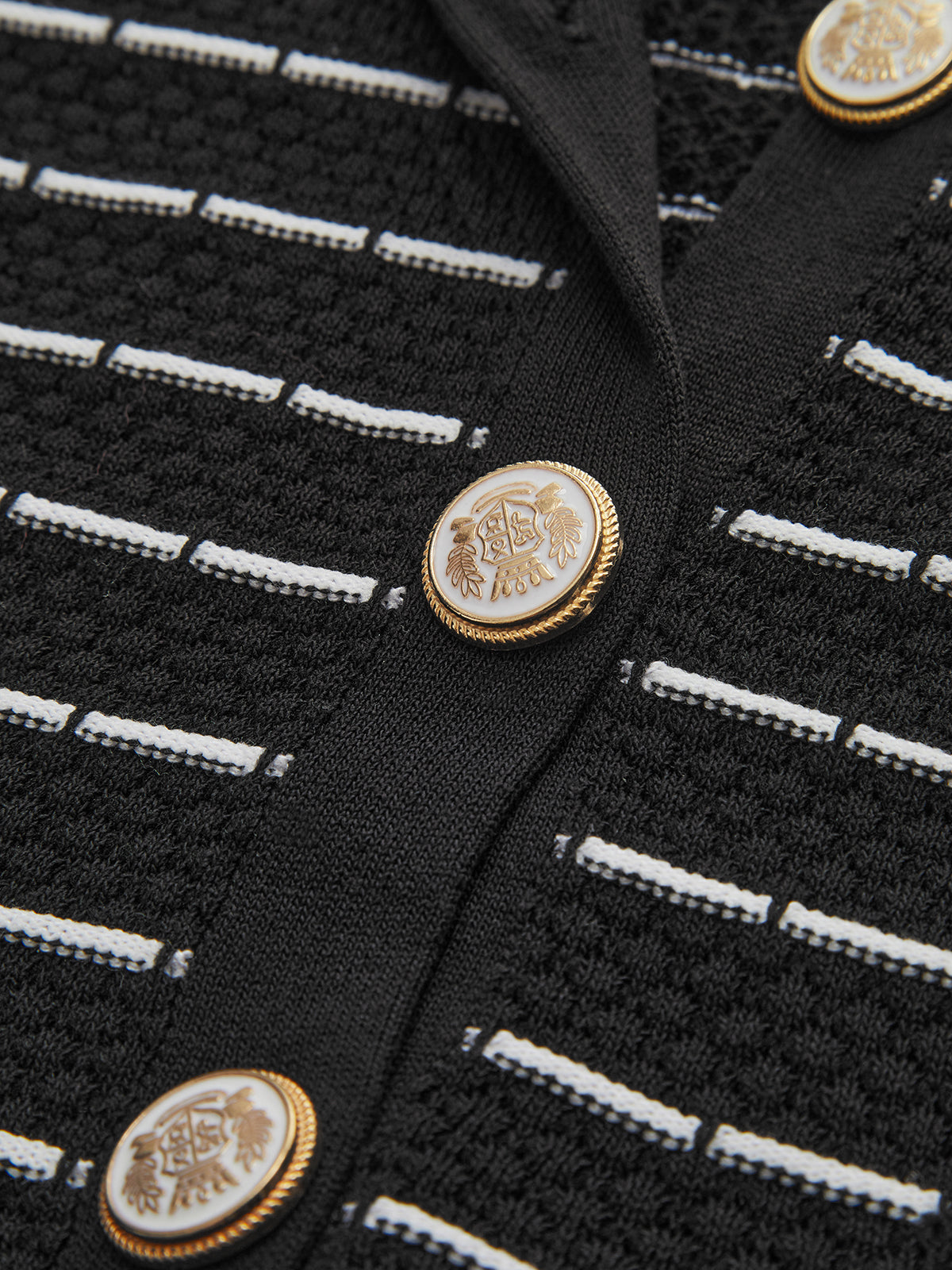 Clara | Gestreiftes Langarm-Strickkleid mit Metallknöpfen