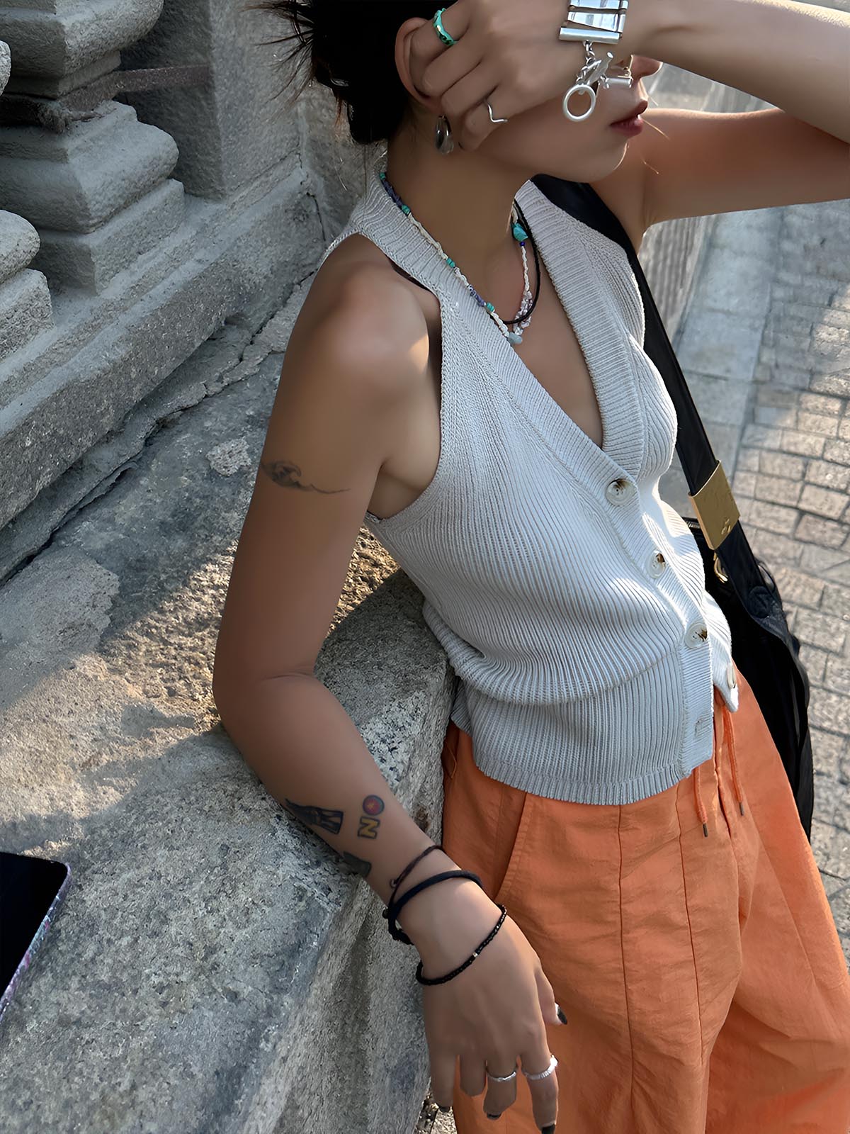 Clara | Stilvolle Strickweste mit Knopf-V-Ausschnitt