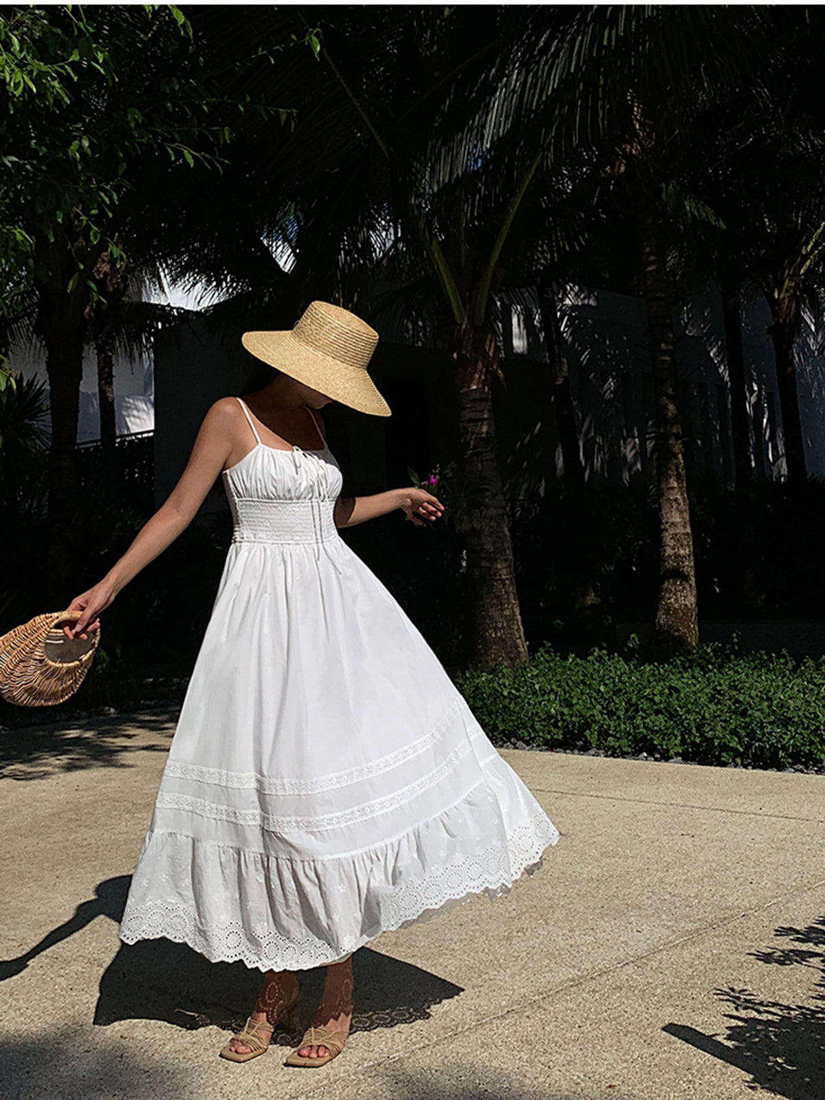 Emilia | Romantisches Stickkleid mit Schößchen