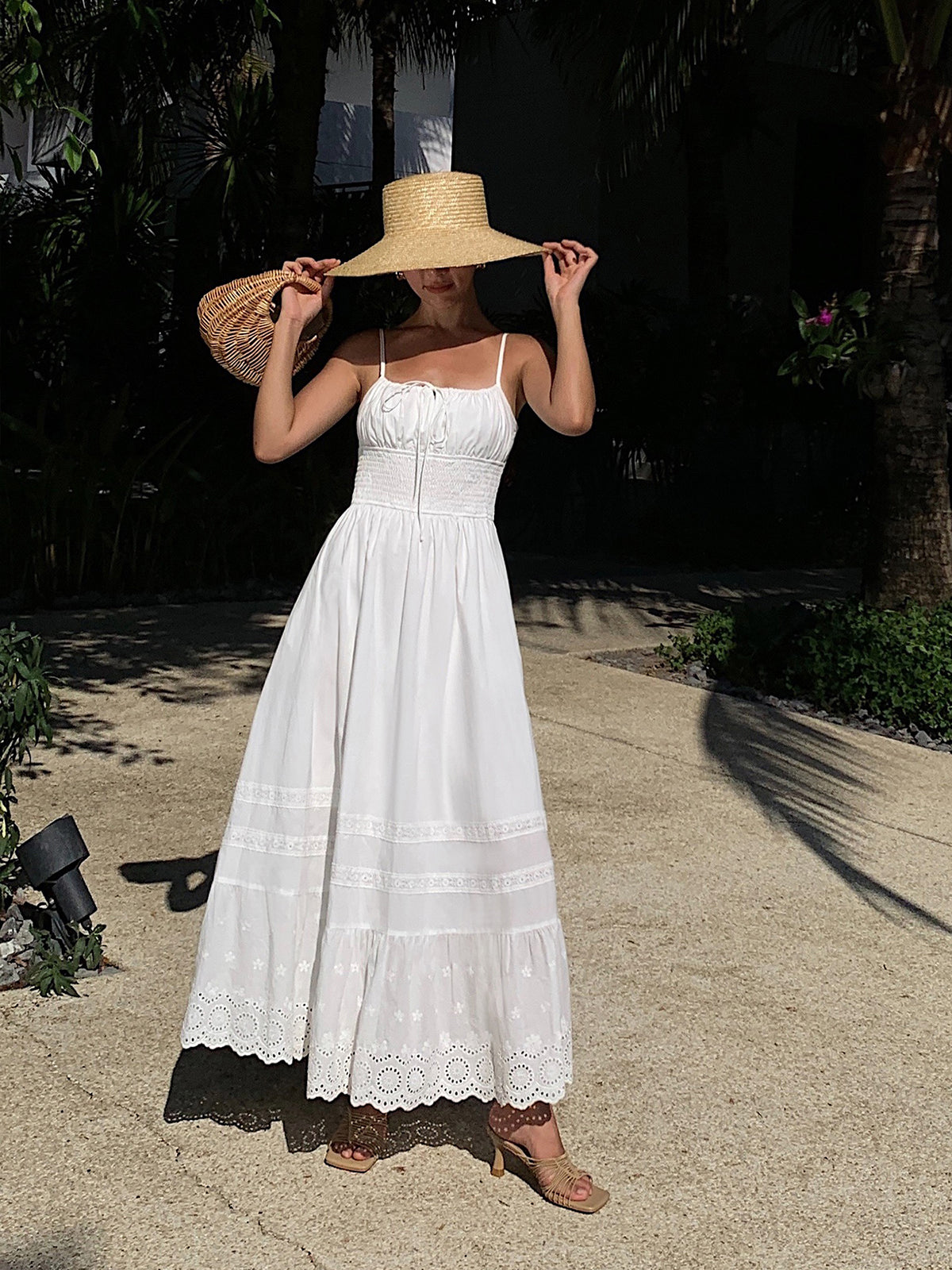 Emilia | Romantisches Stickkleid mit Schößchen