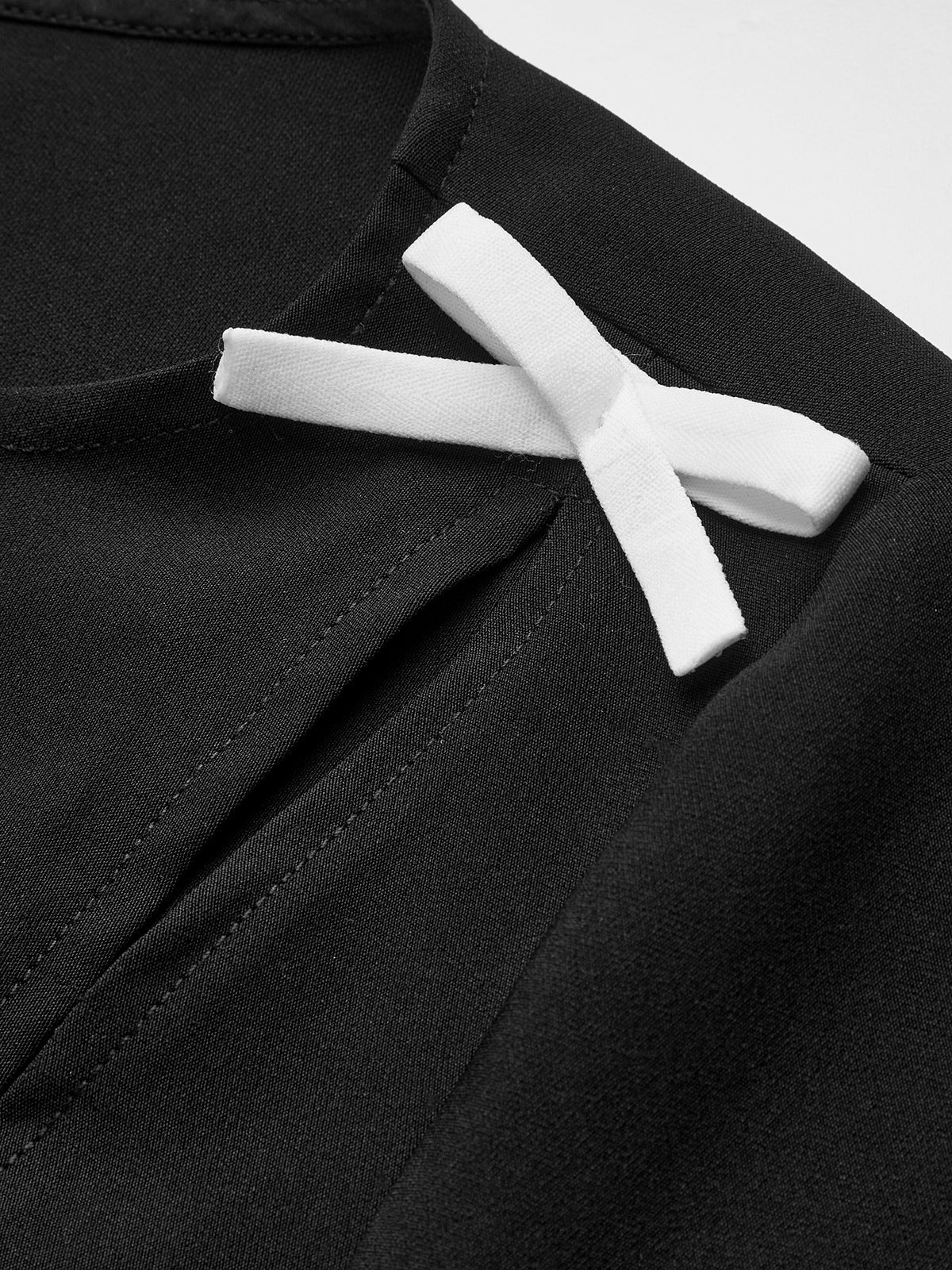 Lena | Kurzes Kleid mit seitlichem Schlitz und Schleifendetail