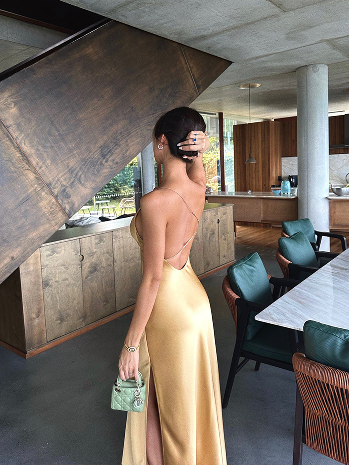 Clara | Satinrückenfreies Maxikleid mit Schlitz