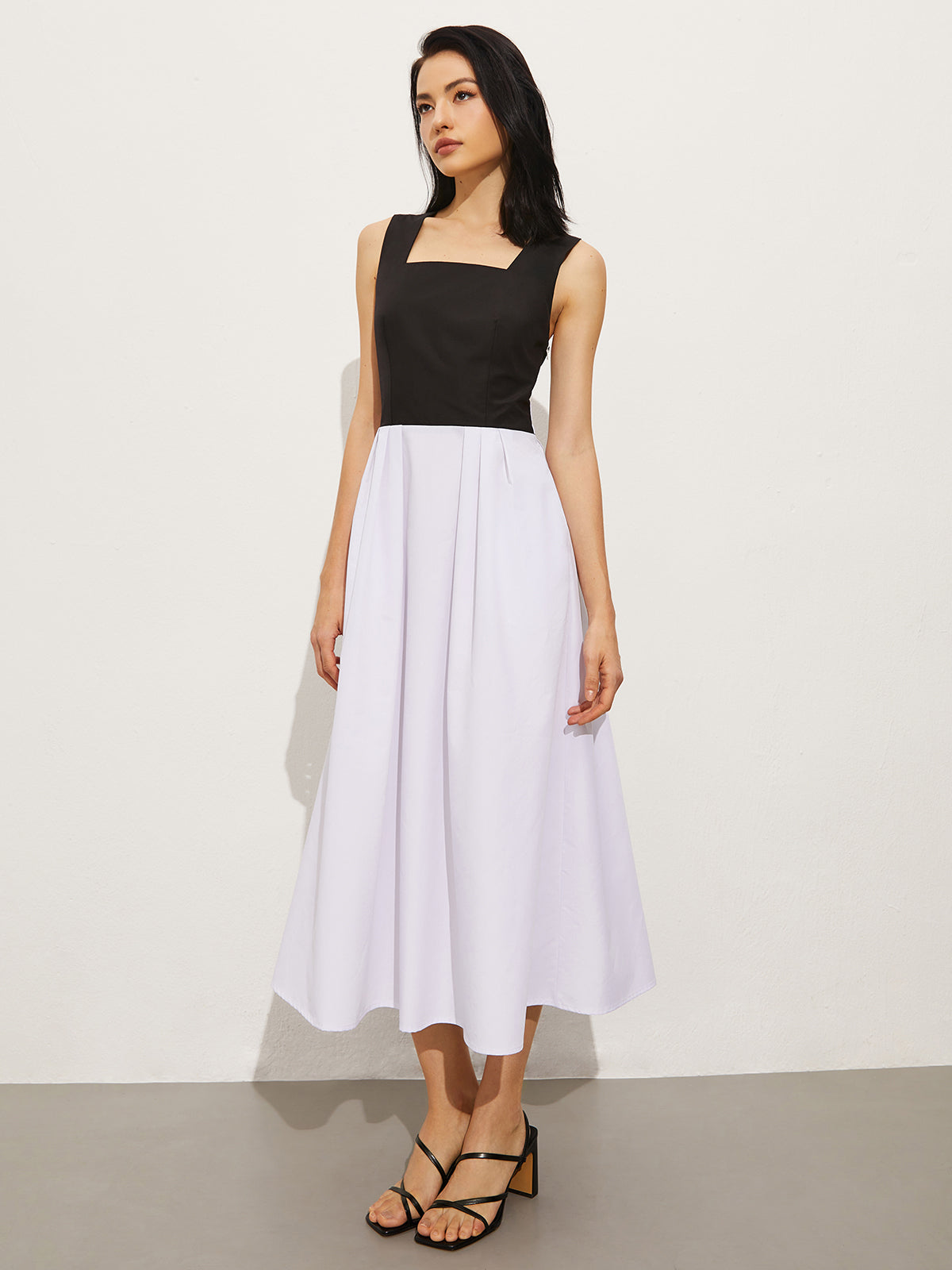 Clara | Kleid mit quadratischem Ausschnitt und Knoten-Design