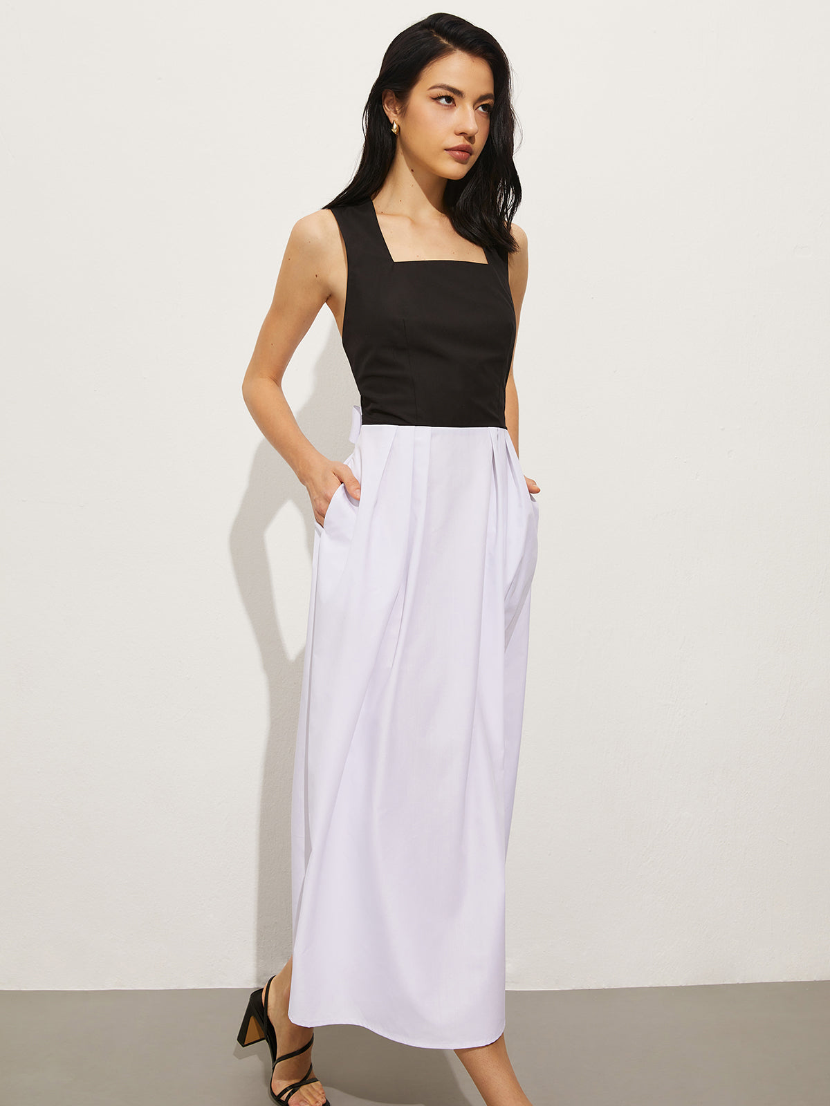 Clara | Kleid mit quadratischem Ausschnitt und Knoten-Design