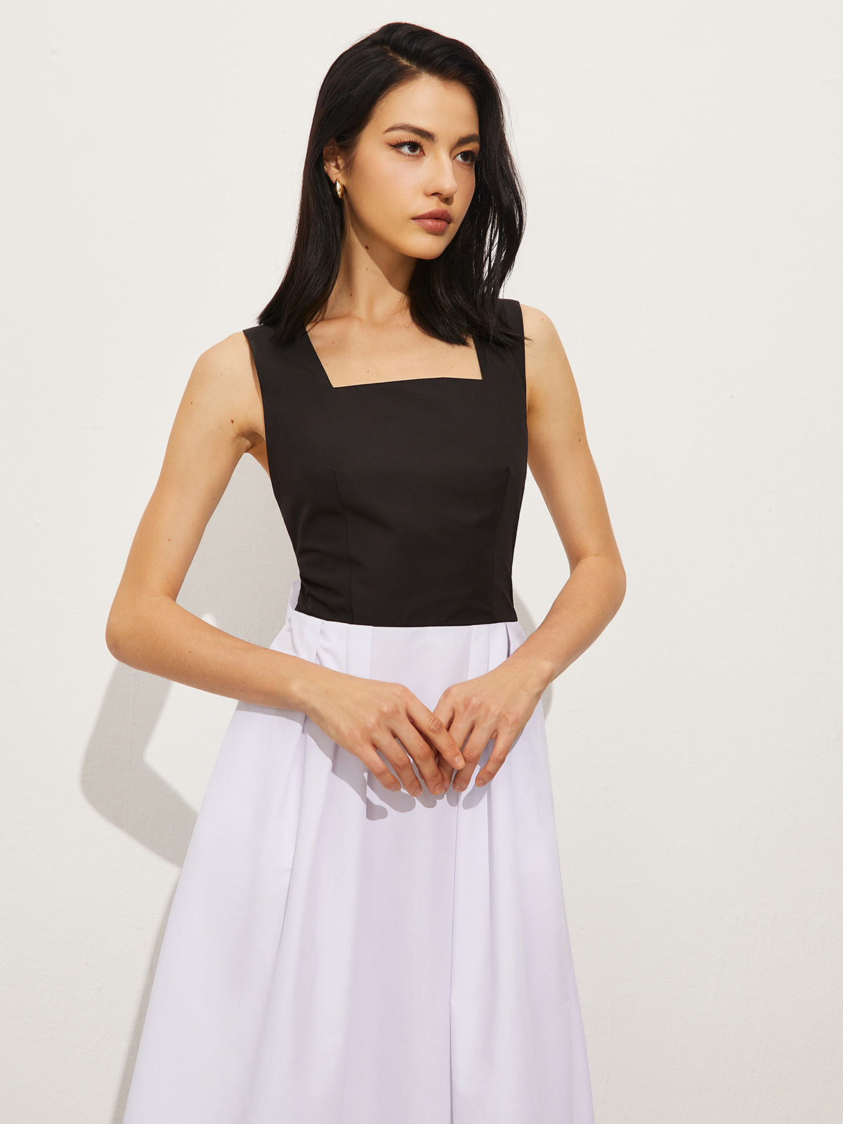 Clara | Kleid mit quadratischem Ausschnitt und Knoten-Design