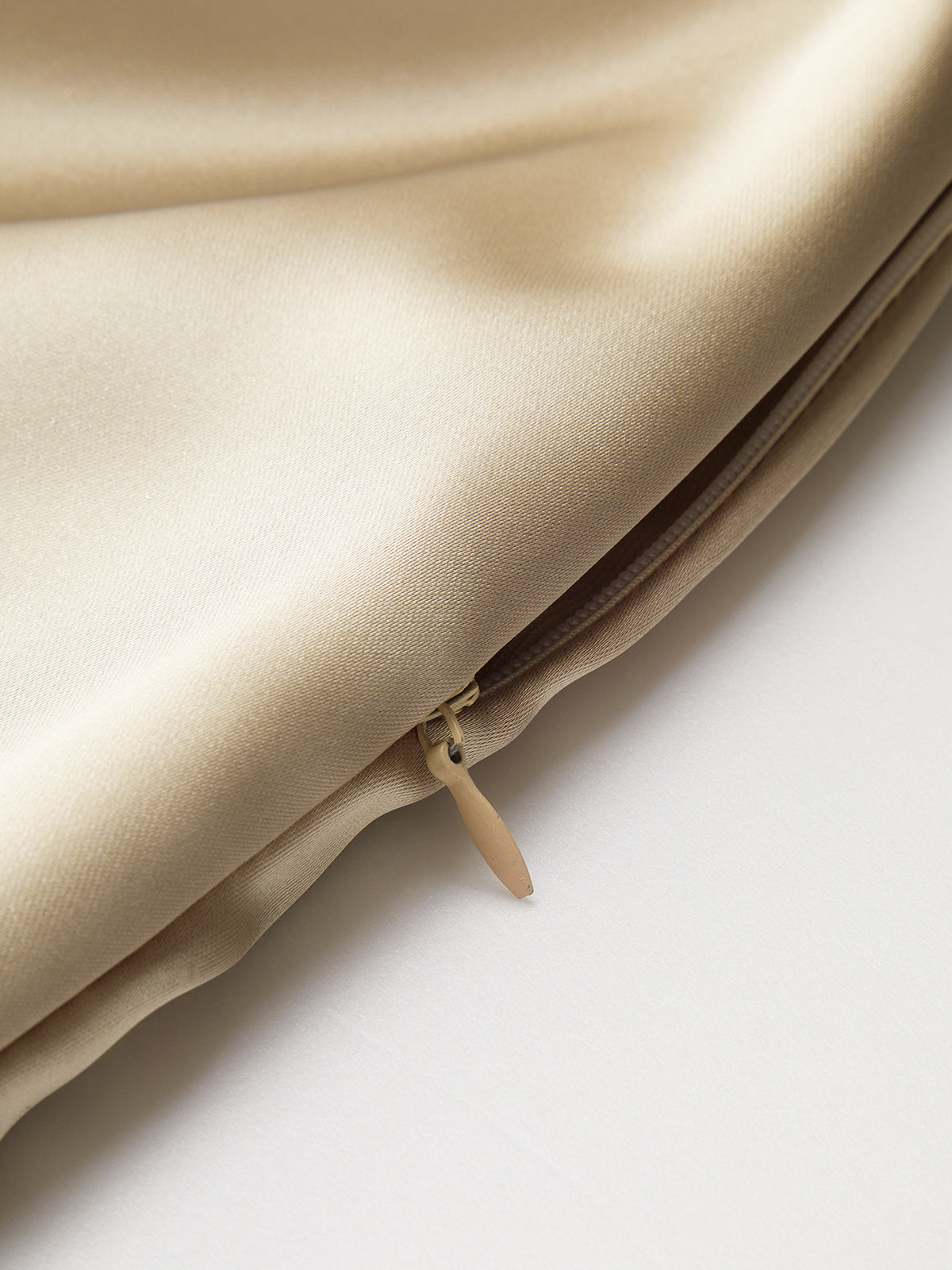 Laura | Asymmetrisches Reißverschluss-Faltenkleid