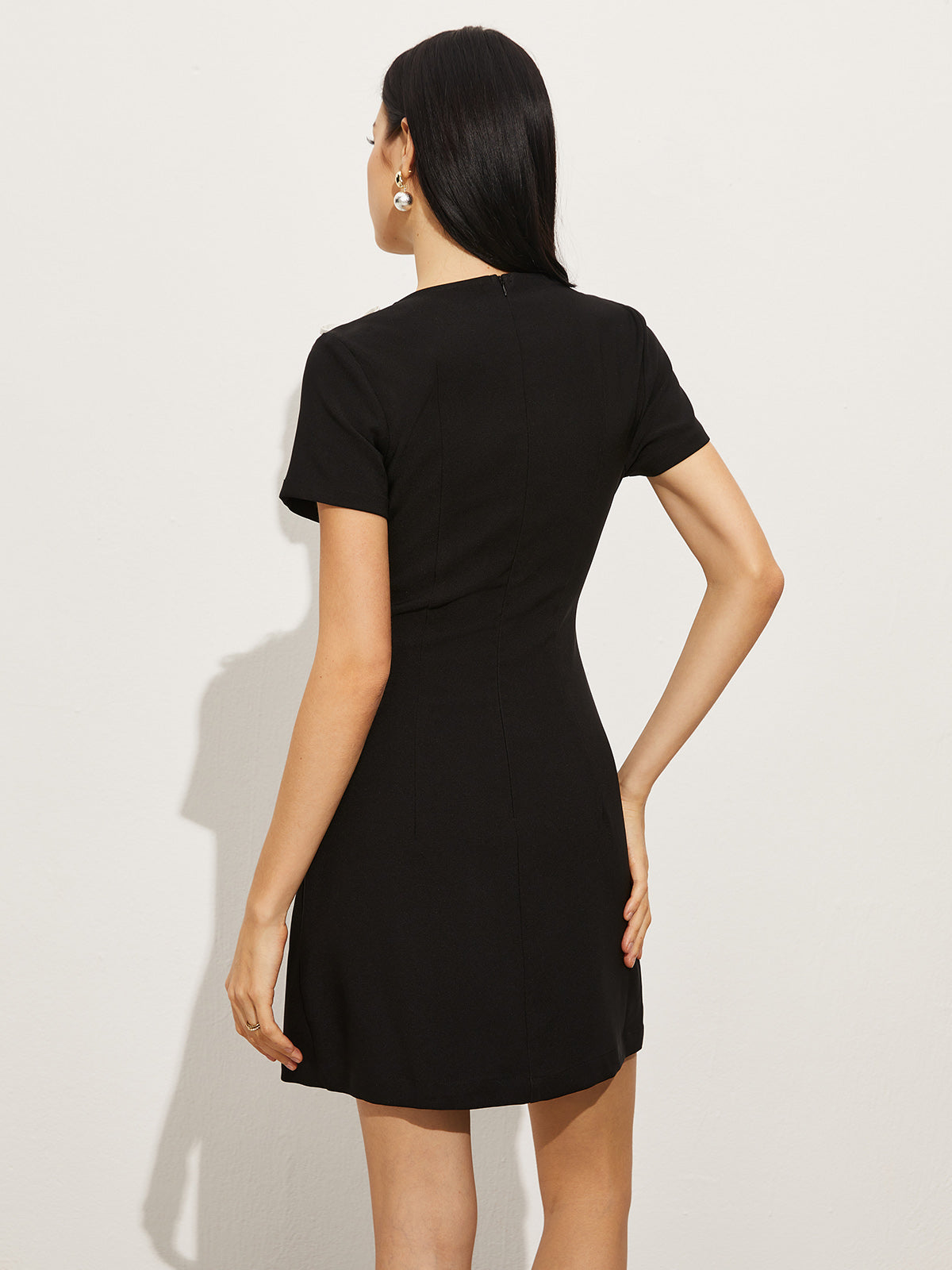 Lena | Kurzes Kleid mit seitlichem Schlitz und Schleifendetail