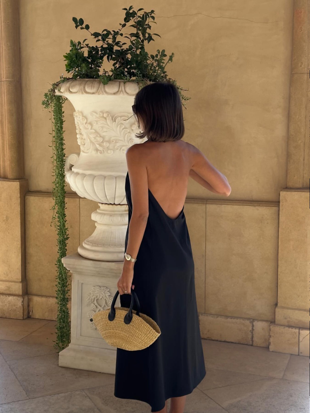 Clara | Elegantes Halterbacken-Satin-Maxikleid