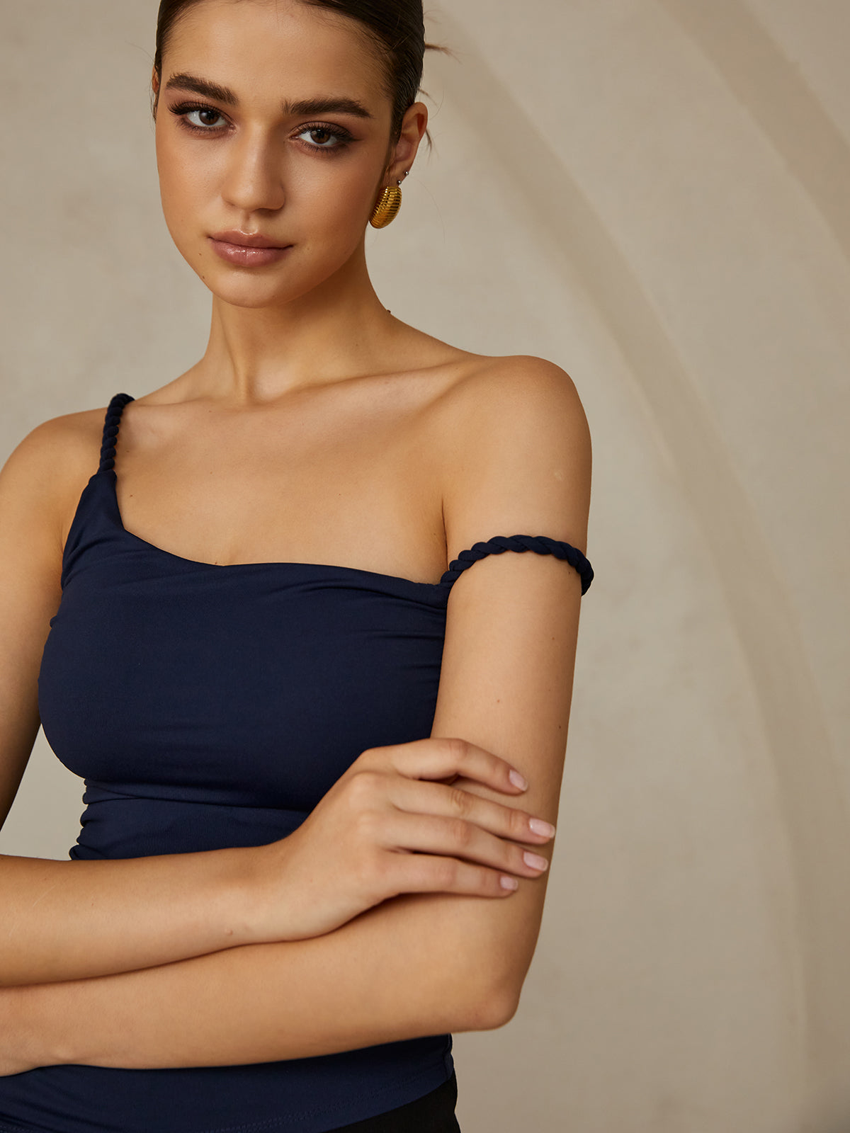 Leonie | Asymmetrisches Cami-Top mit Cold-Shoulder-Design