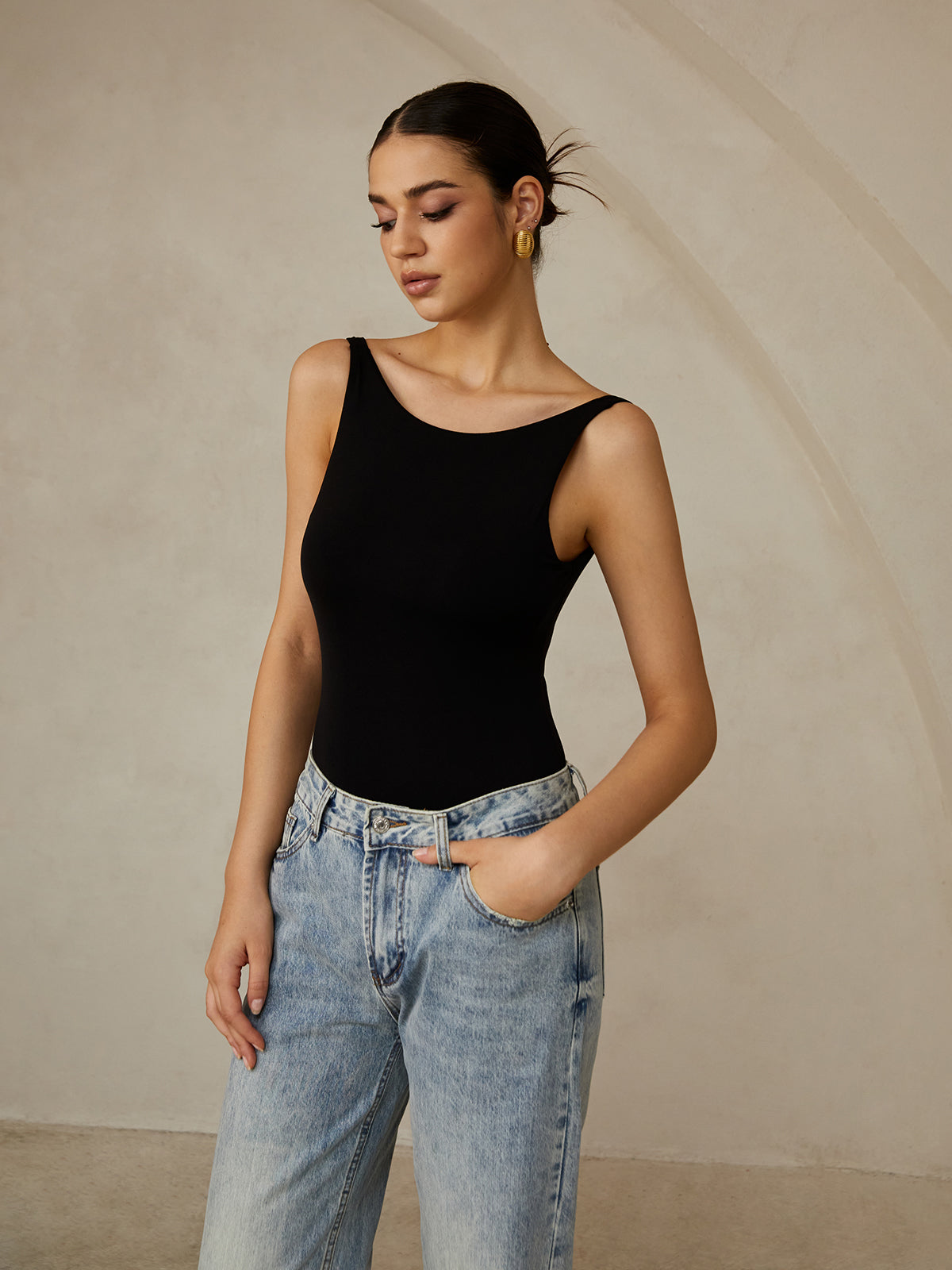 Lara | Rückenfreier ärmelloser Bodysuit