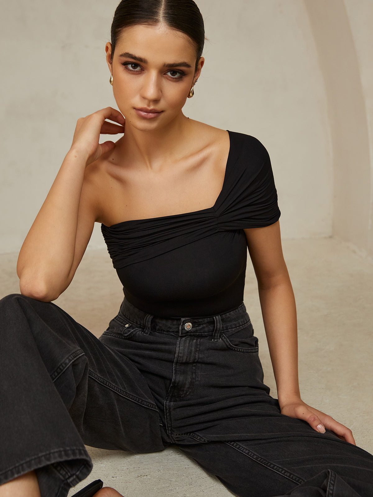 Leonie | Plissiertes T-Shirt mit einem Schulterdesign