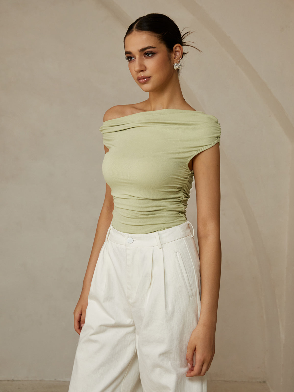 Emilia | Ärmelloses T-Shirt mit asymmetrischem Ausschnitt