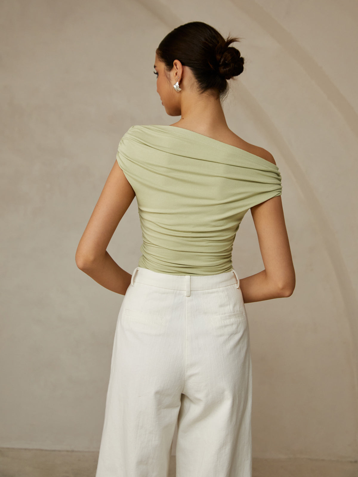 Emilia | Ärmelloses T-Shirt mit asymmetrischem Ausschnitt
