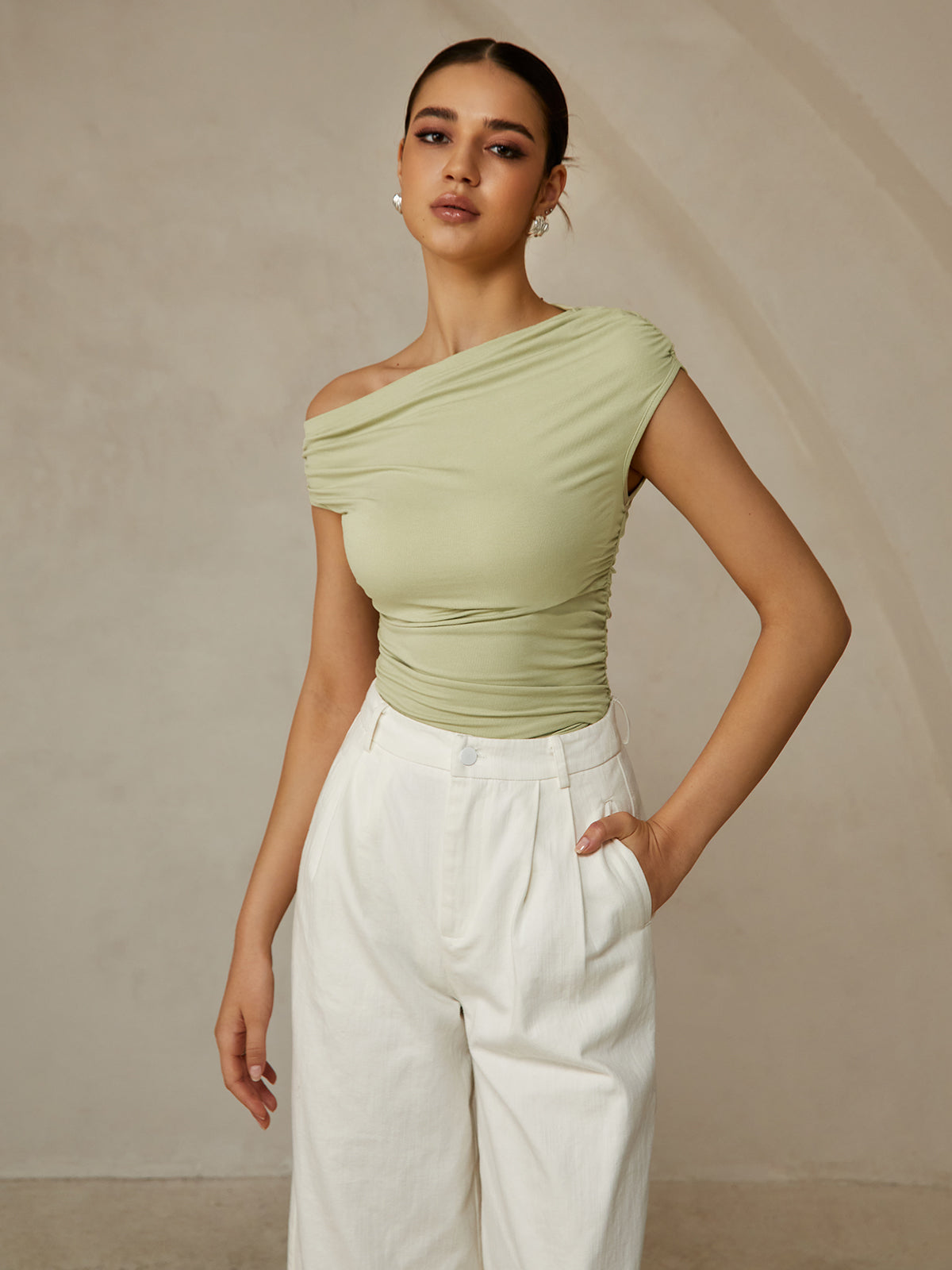 Emilia | Ärmelloses T-Shirt mit asymmetrischem Ausschnitt