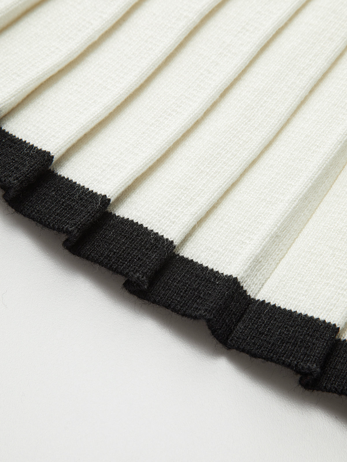 Clara | Faltenrock mit kontrastierenden Details