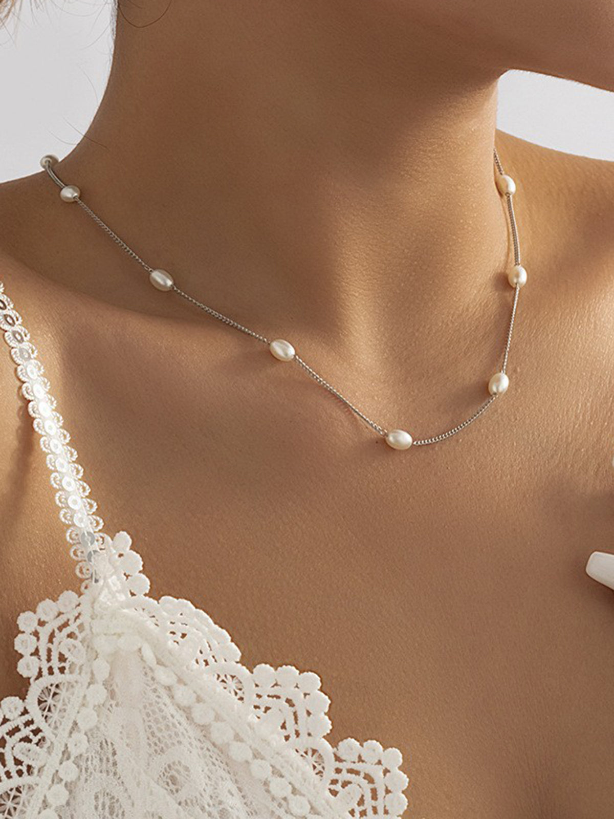 Clara | Elegante Kette mit Imitationsperlen und Quasten