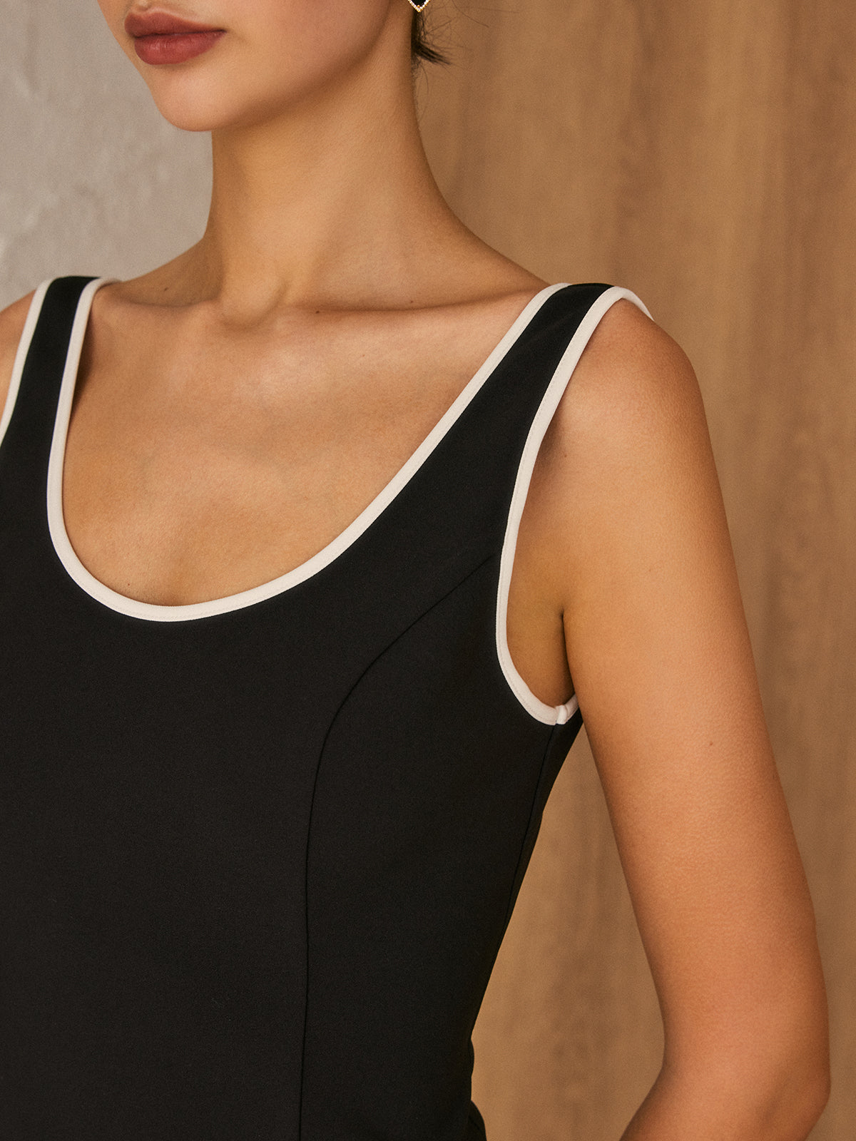 Jana | Paspeliertes Kleid mit Reißverschluss und Kontrastbesatz