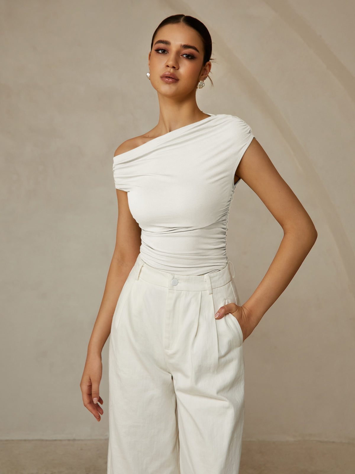 Emilia | Ärmelloses T-Shirt mit asymmetrischem Ausschnitt
