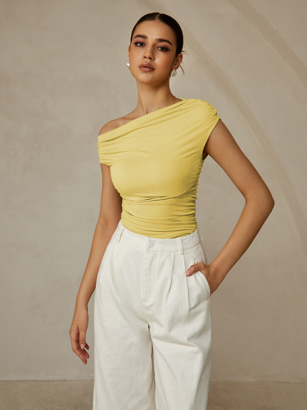 Emilia | Ärmelloses T-Shirt mit asymmetrischem Ausschnitt