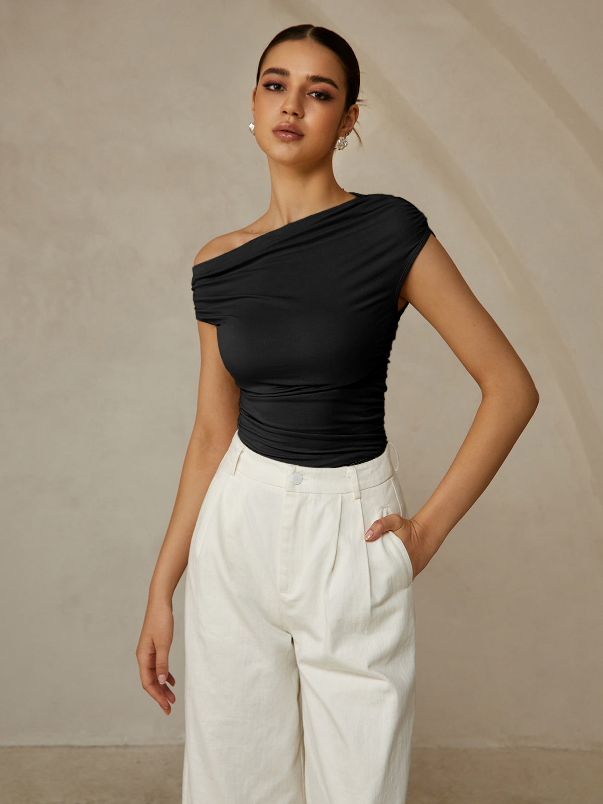 Emilia | Ärmelloses T-Shirt mit asymmetrischem Ausschnitt