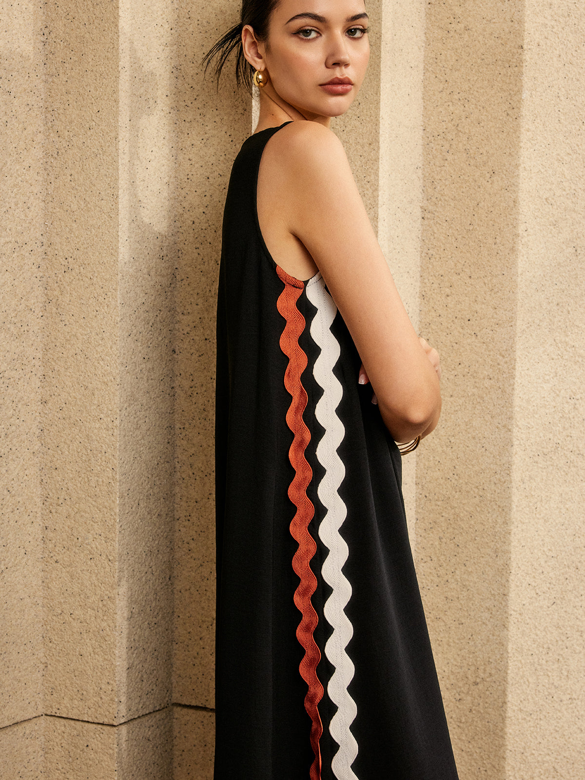 Romantisches Kleid | Ärmelloses Split-Kleid mit Kontrastbesatz