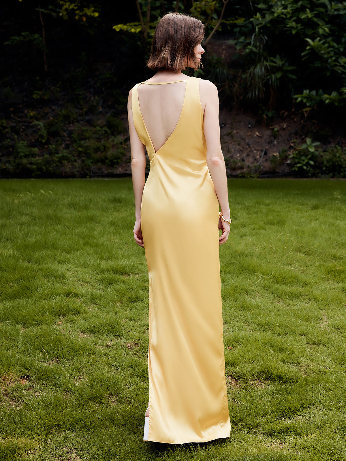 Sophia | Elegantes asymmetrisches rückenfreies Maxikleid mit Rüschen