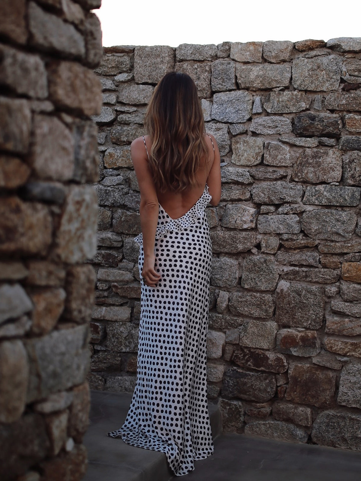 Clara | Rüschenshirt Kleid mit Punkten und Rückenfreiem Design