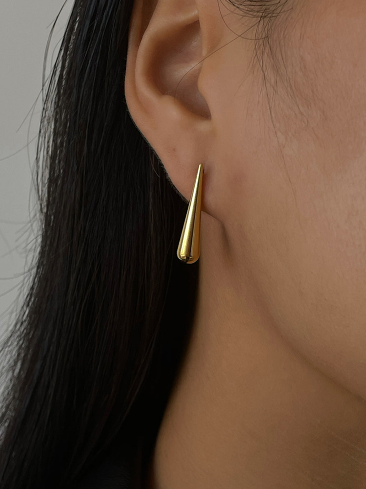 Mia | Elegante asymmetrische goldene Wassertropfen-Ohrringe