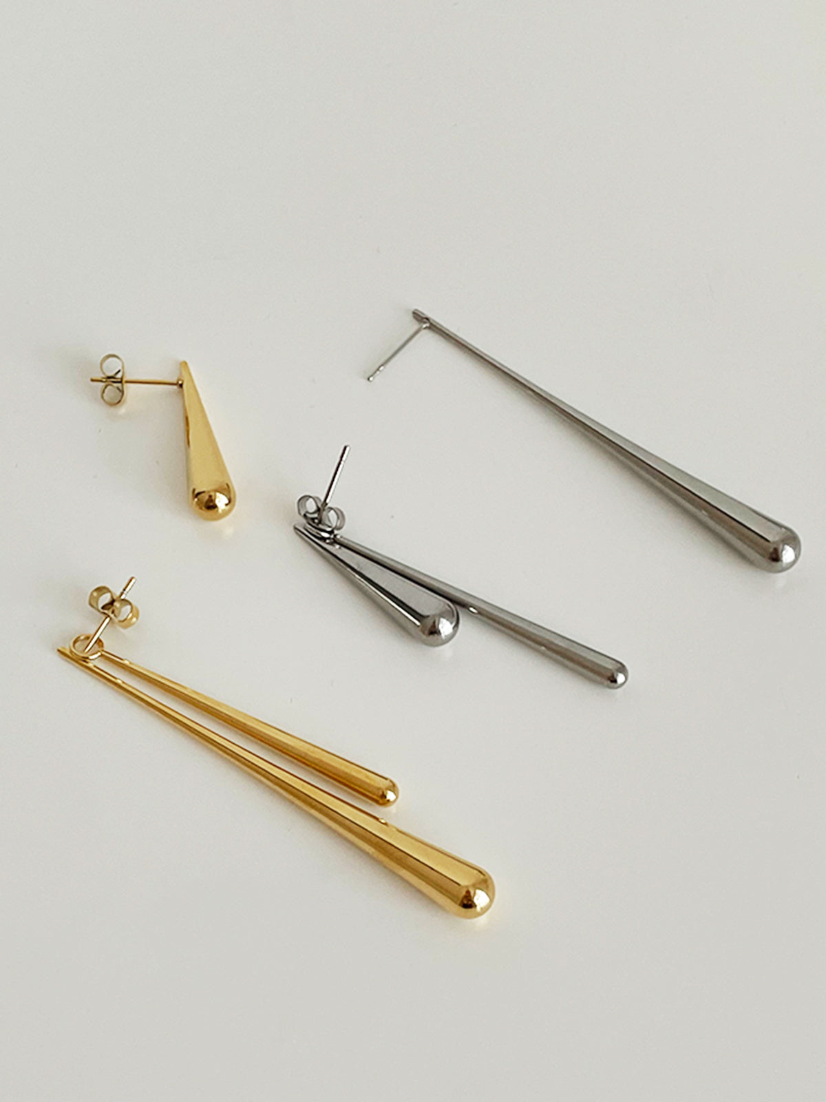 Mia | Elegante asymmetrische goldene Wassertropfen-Ohrringe