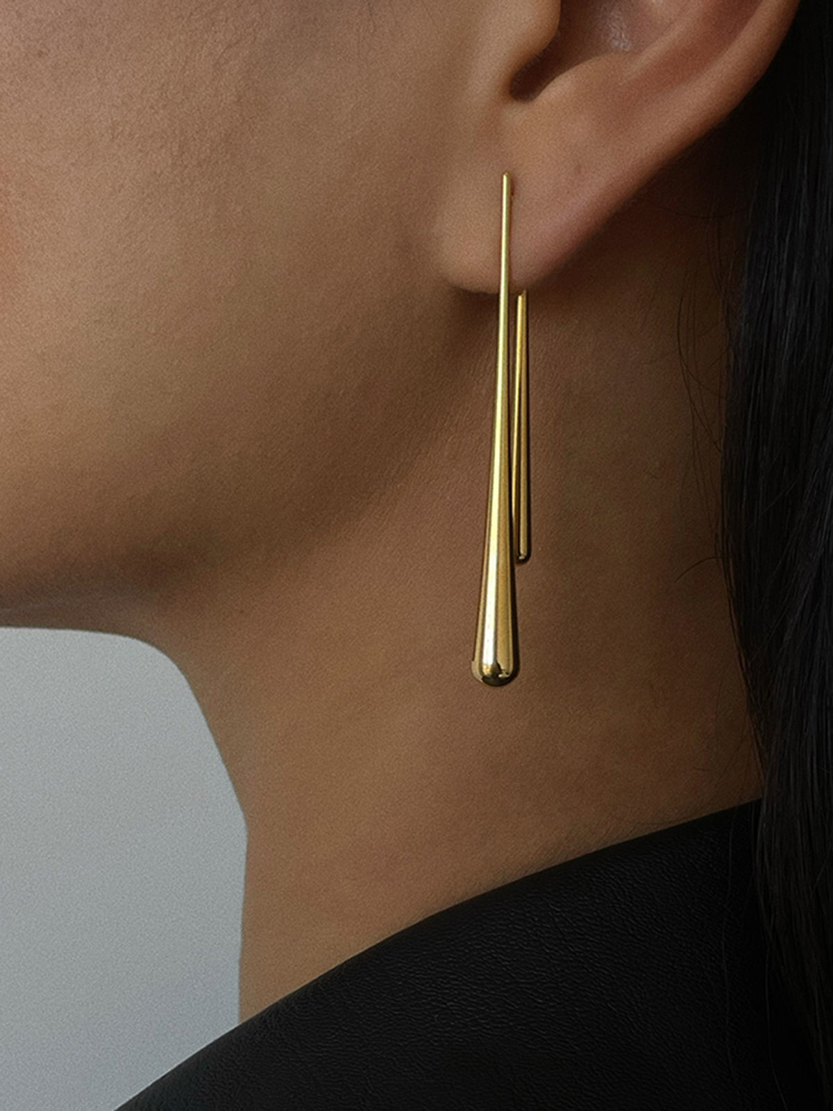 Mia | Elegante asymmetrische goldene Wassertropfen-Ohrringe