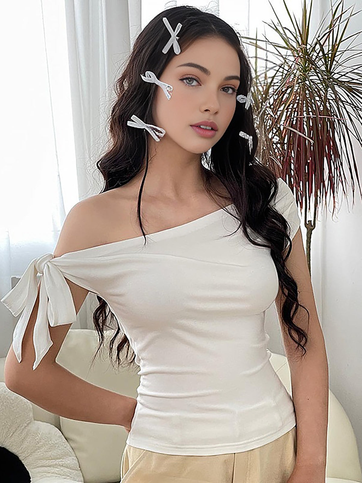 Clara | Verspieltes asymmetrisches schulterfreies T-Shirt mit Schleife