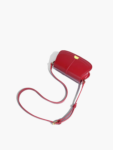 Elegante Begleiterin | Glänzende Crossbody Bag mit Soft Buckle