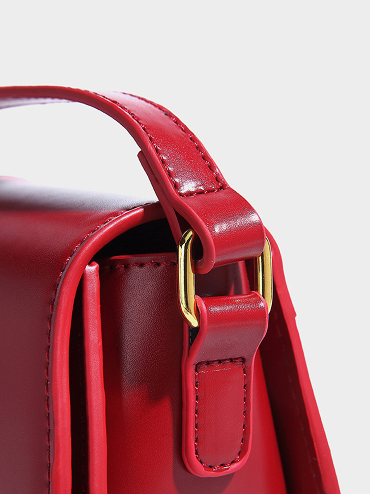 Elegante Begleiterin | Glänzende Crossbody Bag mit Soft Buckle