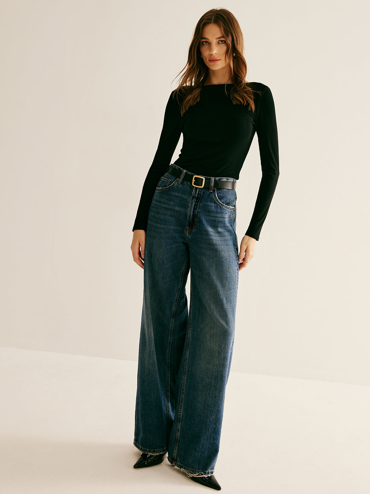 Clara | Rückenfreies T-Shirt mit langen Ärmeln und Krawatte