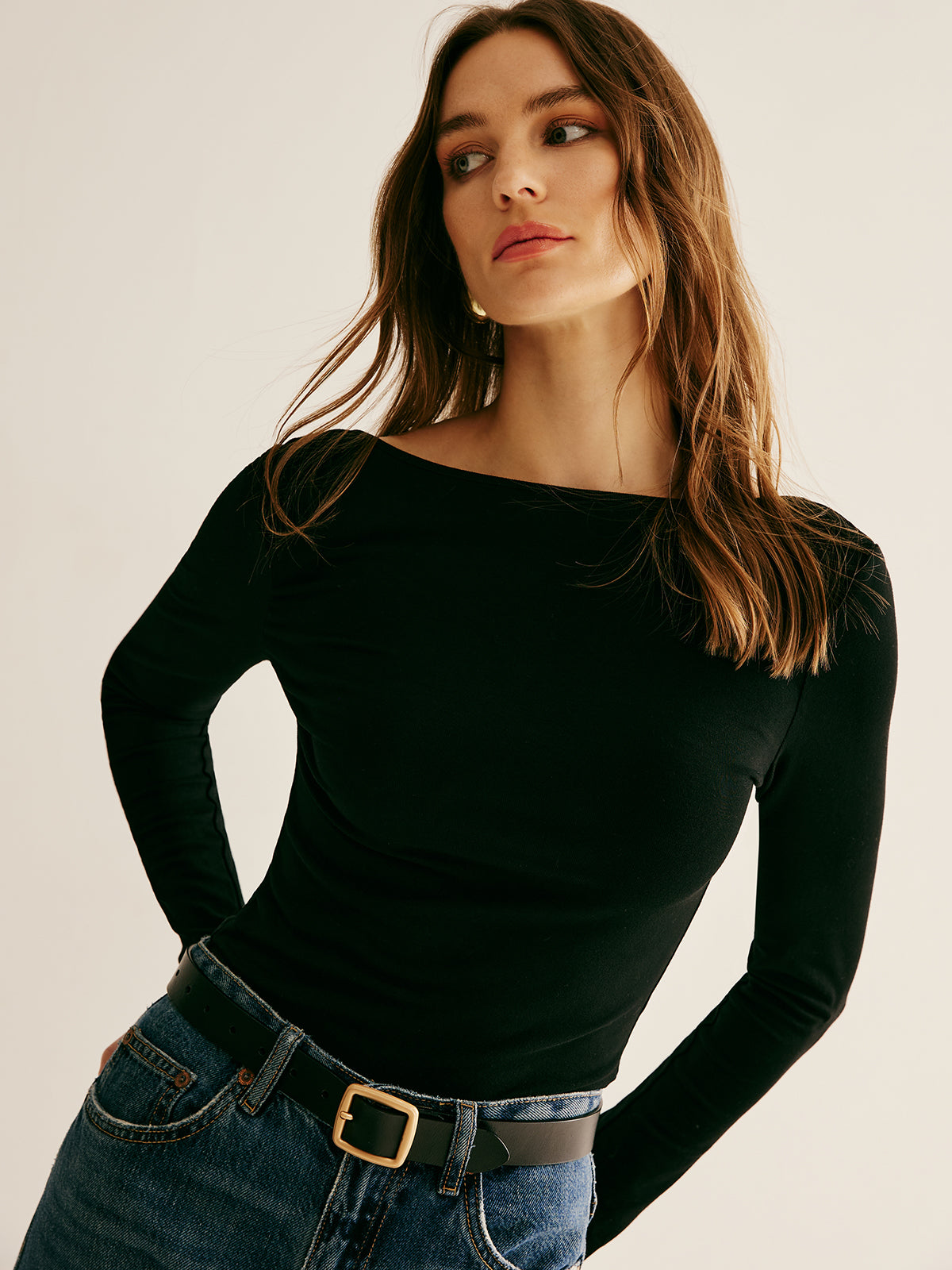 Clara | Rückenfreies T-Shirt mit langen Ärmeln und Krawatte