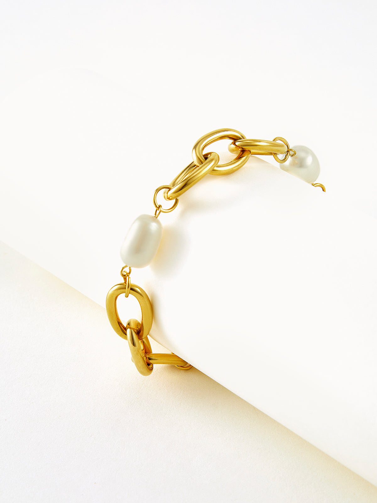 Clara | Elegantes Perlenarmband mit goldener Kette