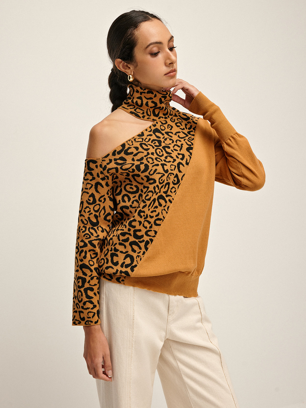Emilia | Elegantes Turtleneck Cutout Leoparden Stricktop