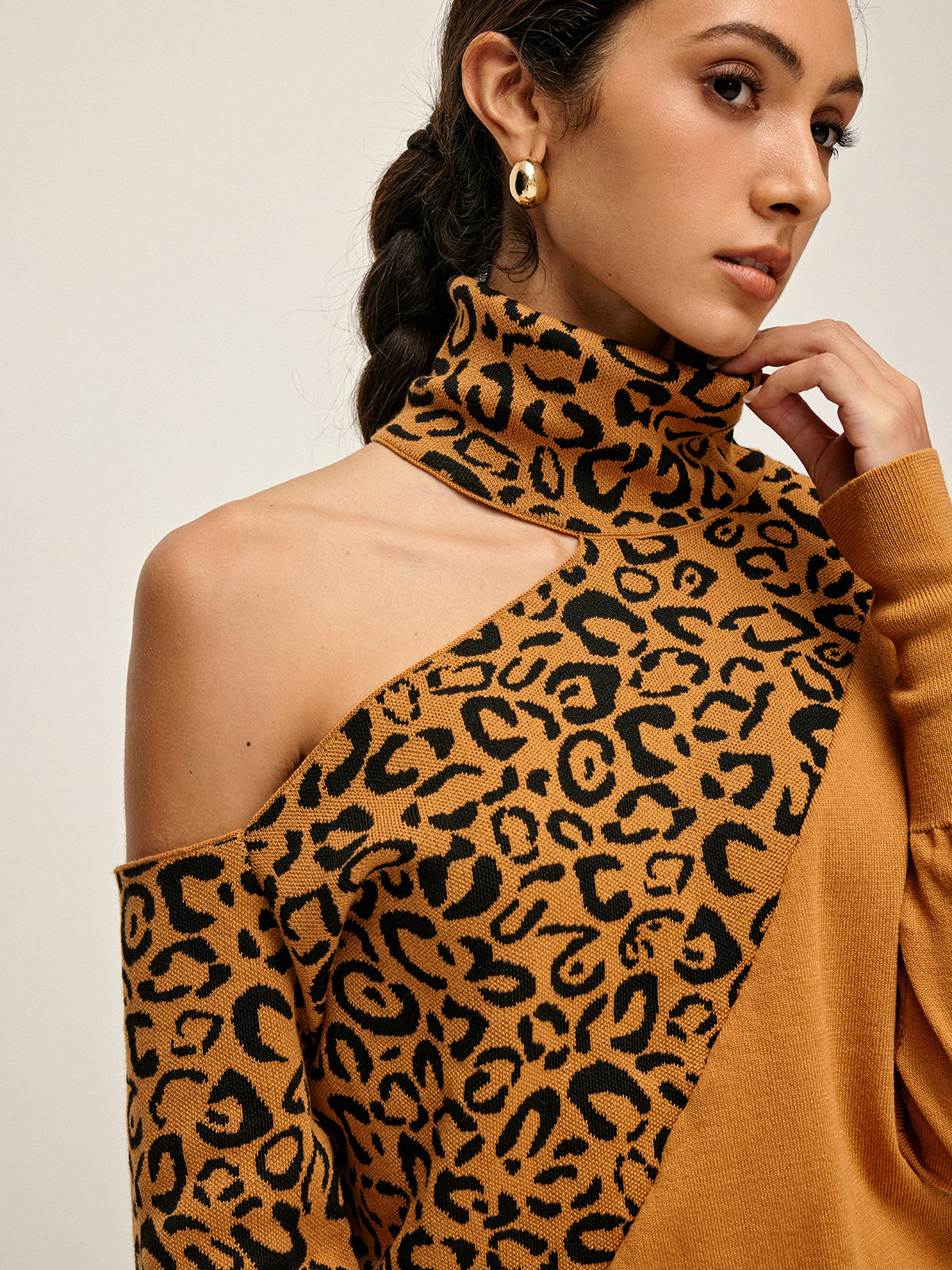 Emilia | Elegantes Turtleneck Cutout Leoparden Stricktop