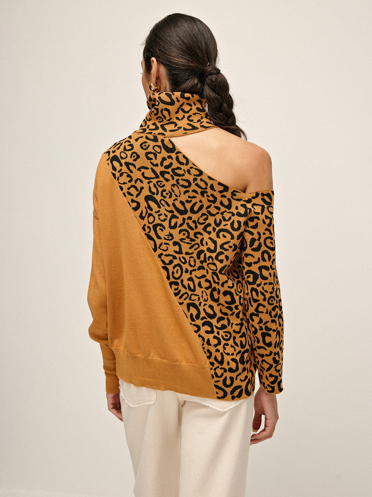 Emilia | Elegantes Turtleneck Cutout Leoparden Stricktop