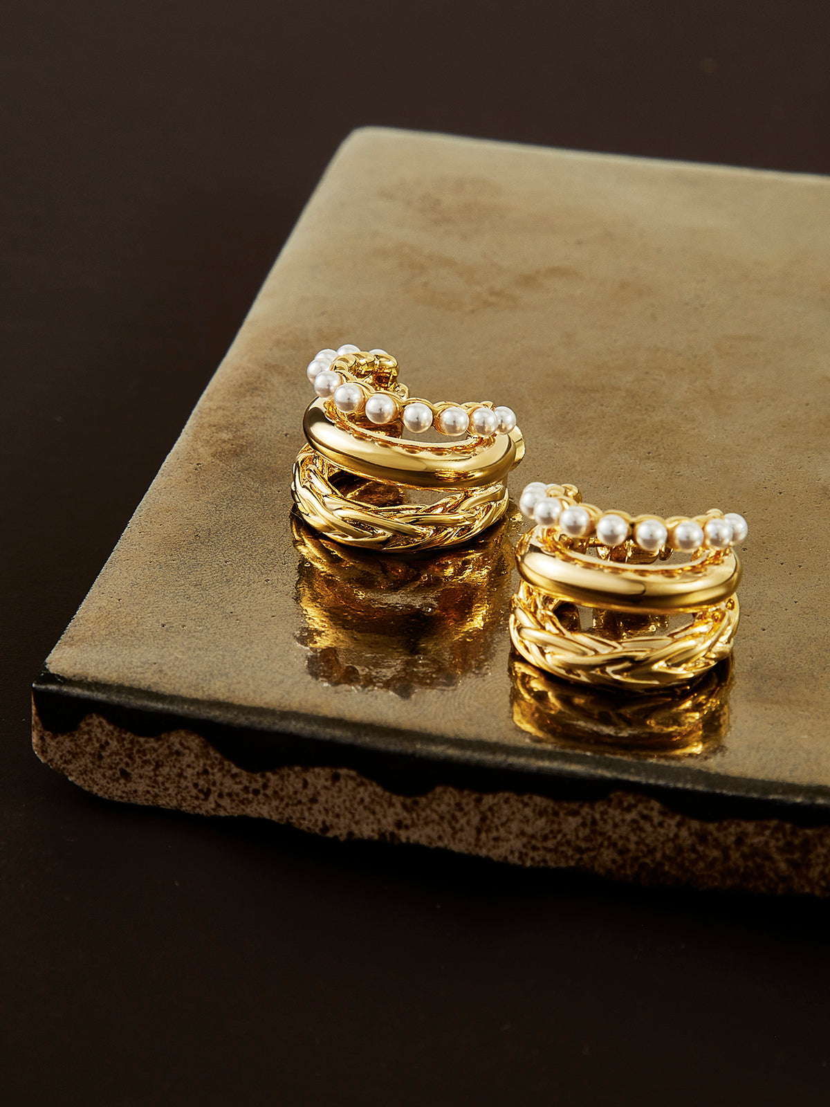 Clara | Dreischichtige Creolen mit Perlendetails