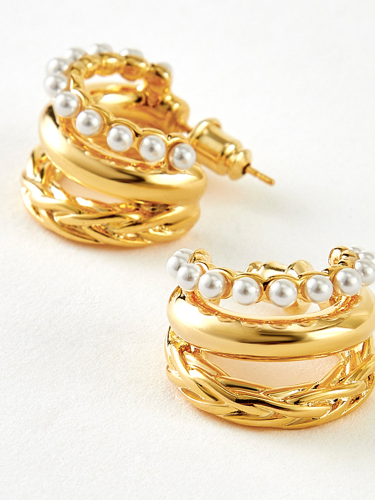 Clara | Dreischichtige Creolen mit Perlendetails