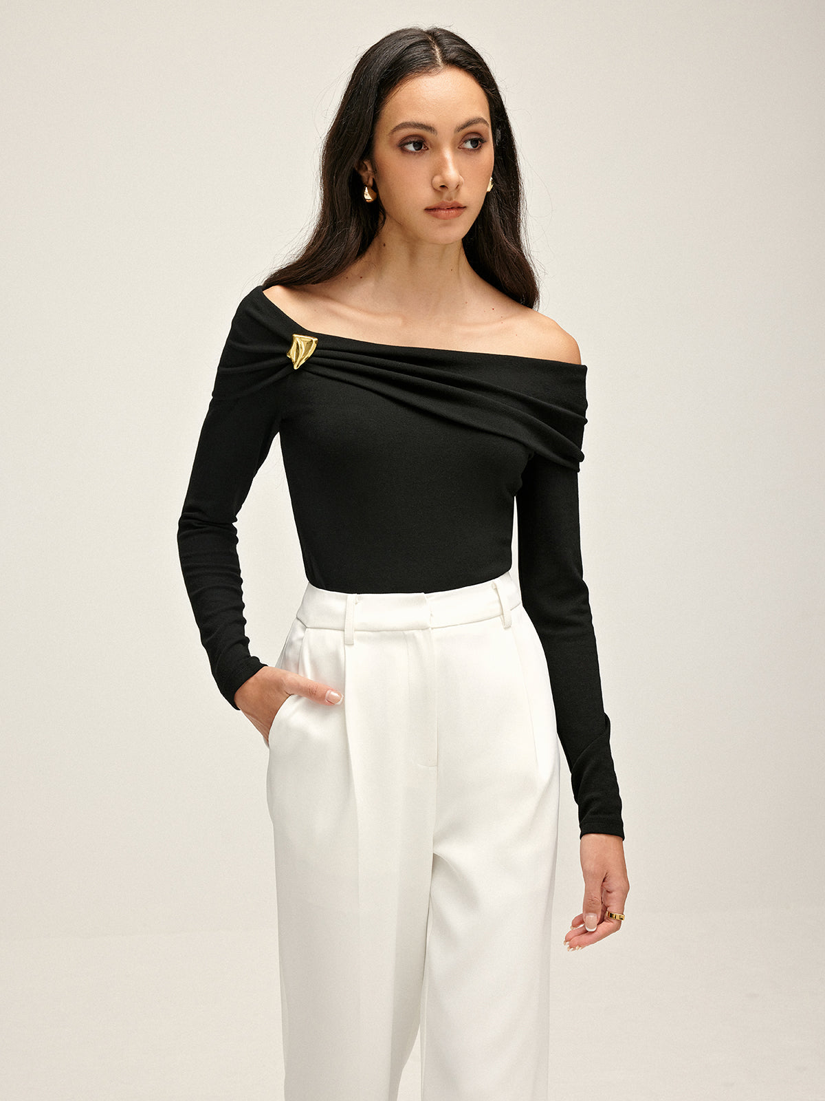 Anja | Plissierte Bluse mit schulterfreiem Design