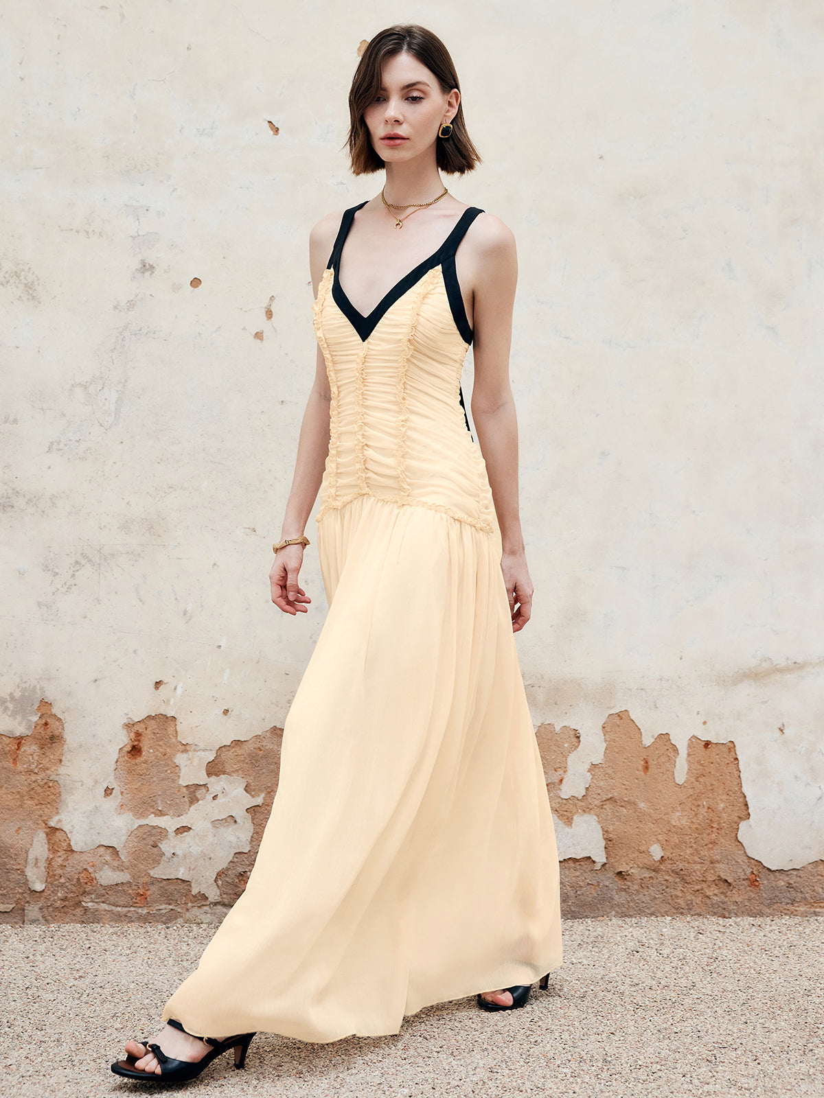 Clara | Faltenmaxikleid mit Kontrastbesatz