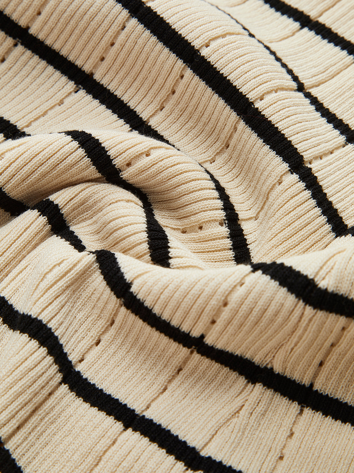 Clara | Rüschiges, gestreiftes Strickkleid